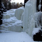 Укский водопад зимой с масштабом